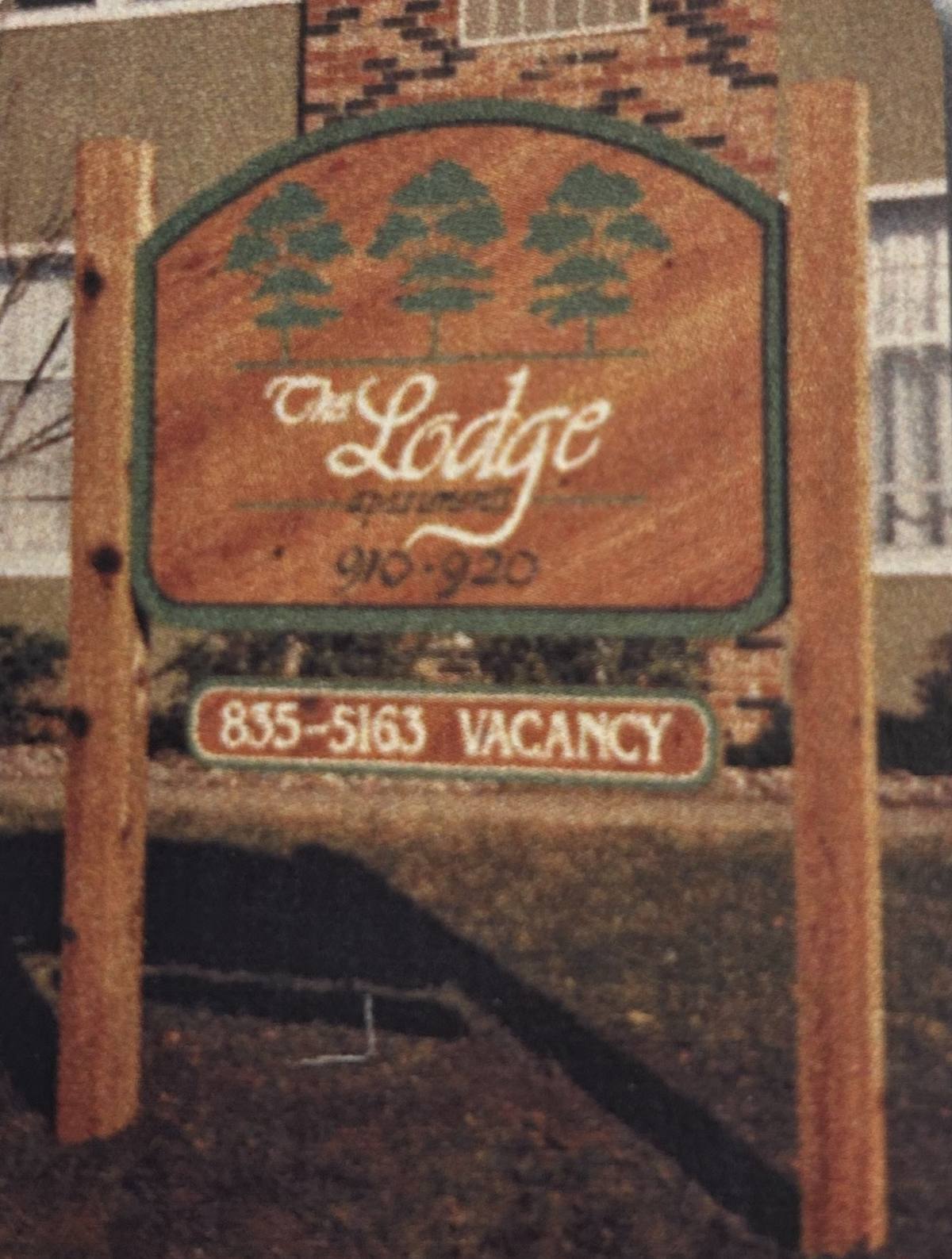 The Lodge Apartments sign, Des Moines area